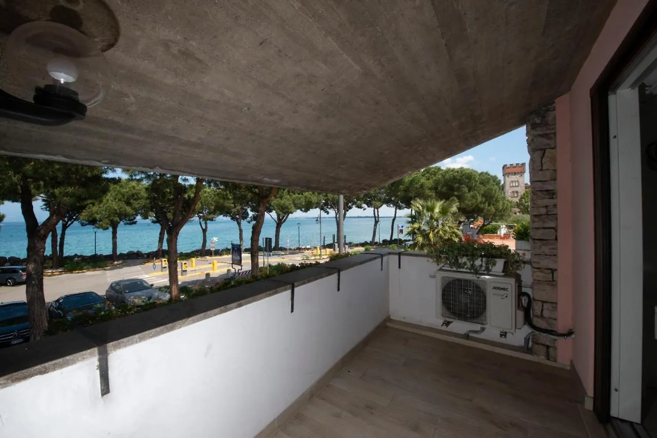 Splendid Lake Desenzano del Garda Apartment